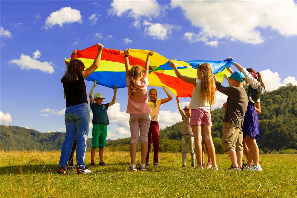 Børn emd et regnbueflag