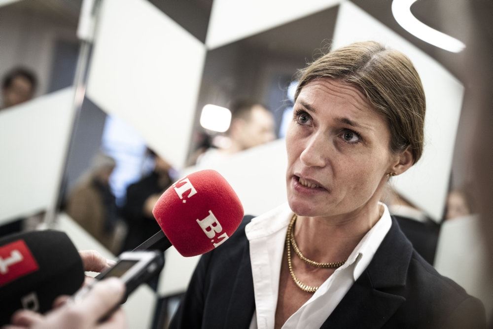 en kvinde taler med presse
