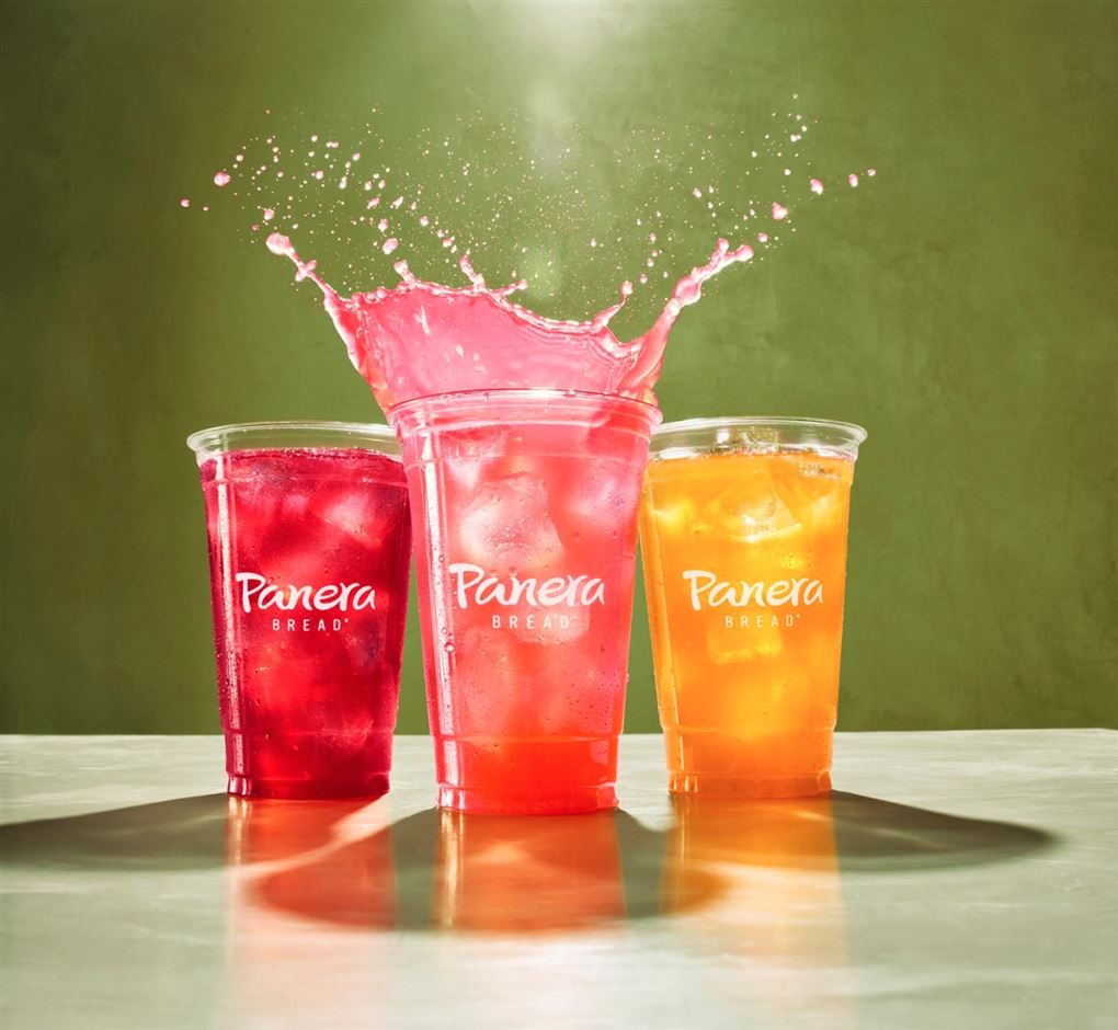 Tre farvestrålende glas med lemonade