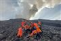 mænd i orange tøj på en vulkan