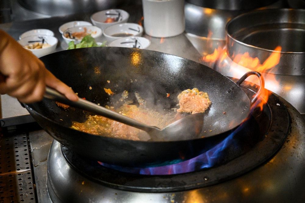 en wok med mandler i