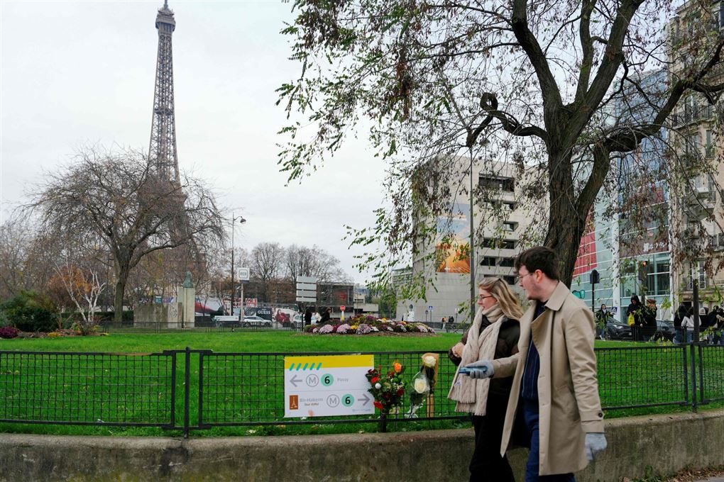 folk går forbi blomster i Paris