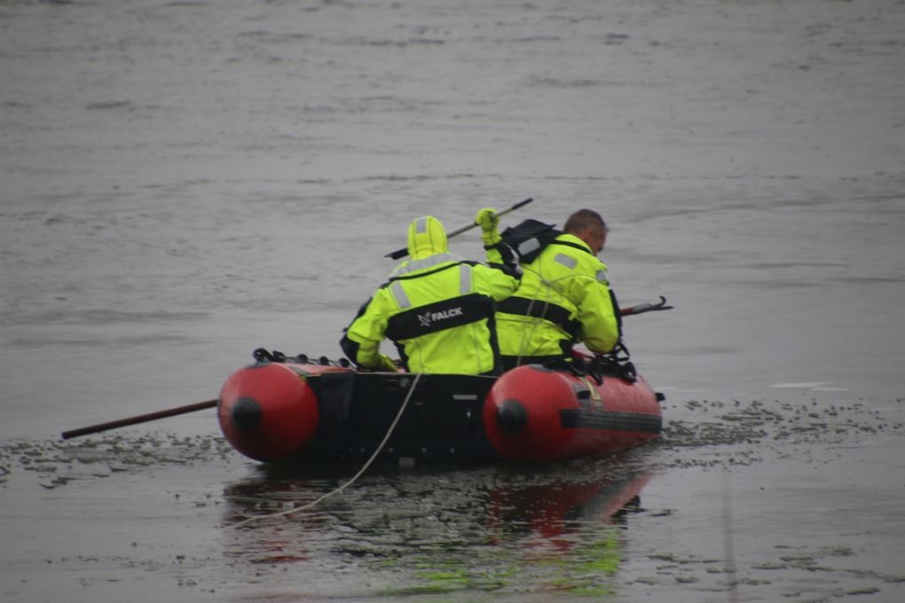 To redningsfolk i en gummibåd