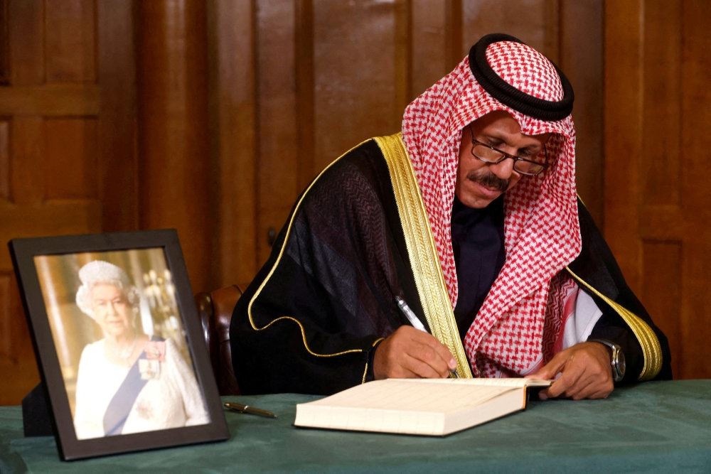 En arabisk mand skriver under på et papir