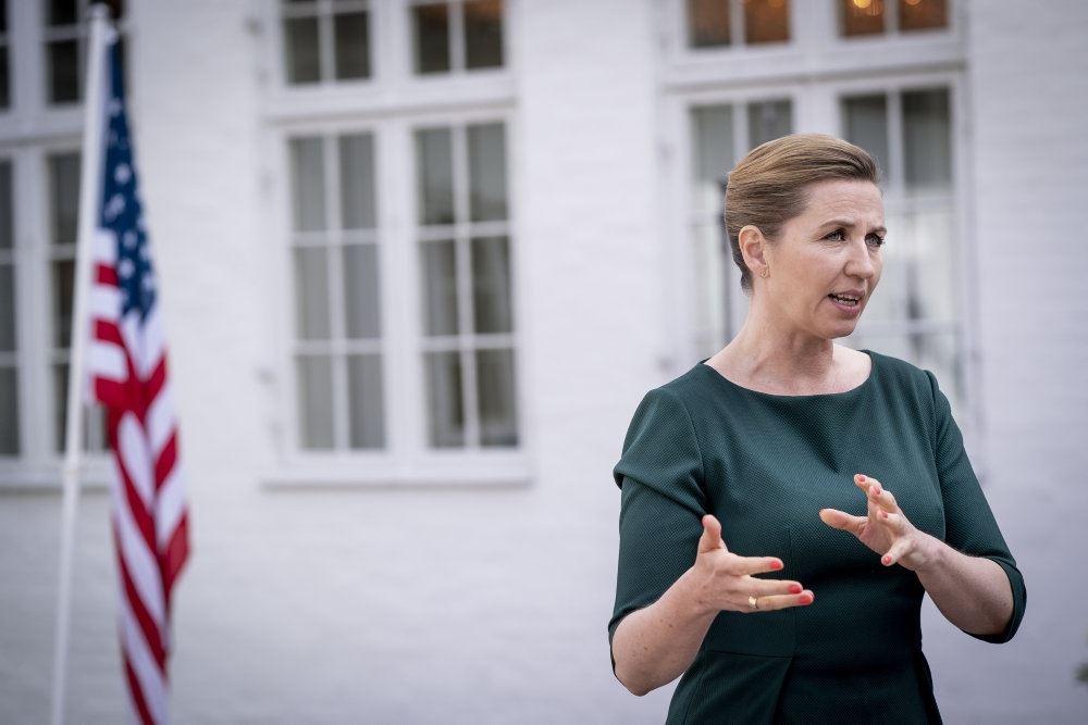 en kvinde taler