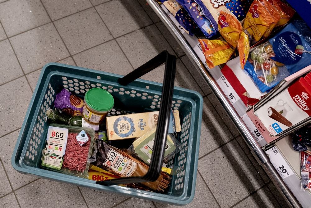 en indkøbskurv med varer