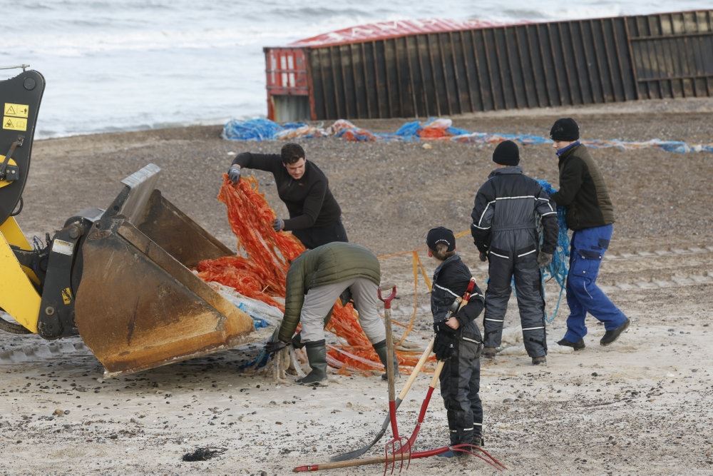 mennesker rydder op på strand