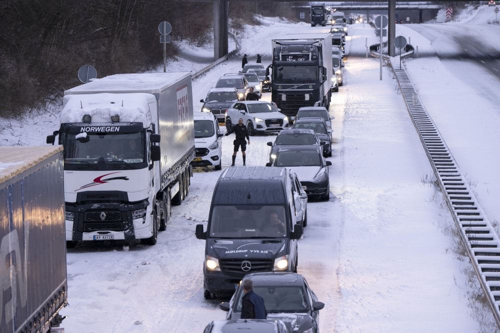 kø i snevejr på motorvej
