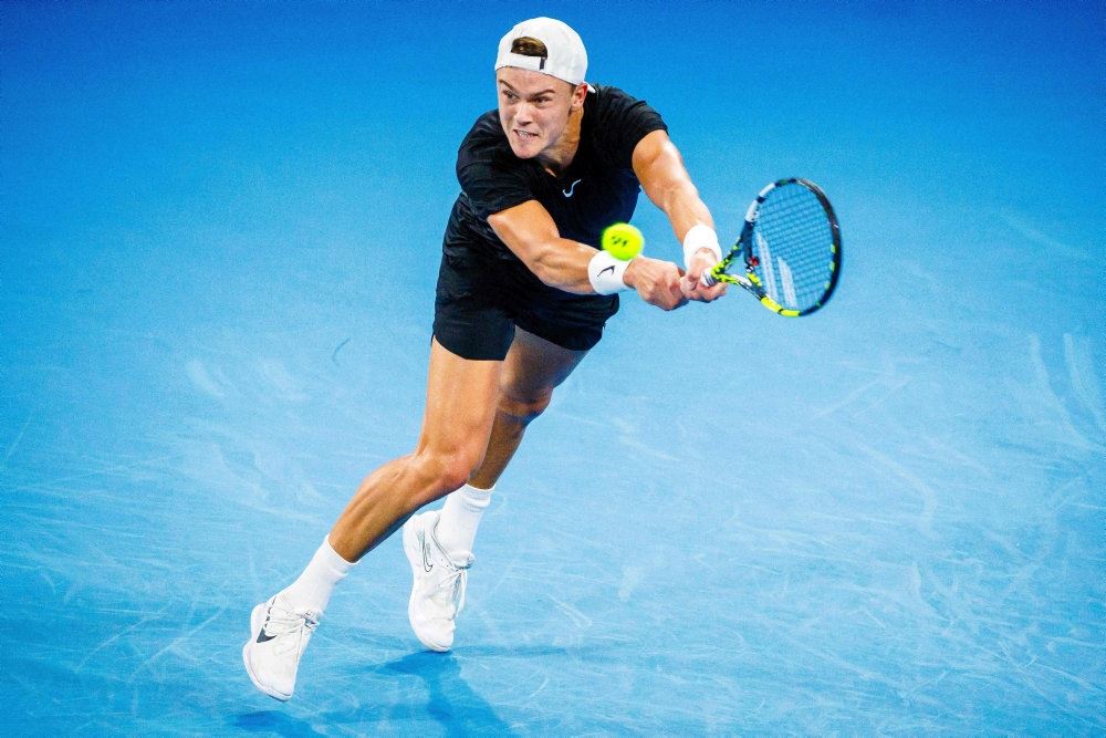 tennisspiller i aktion på banen