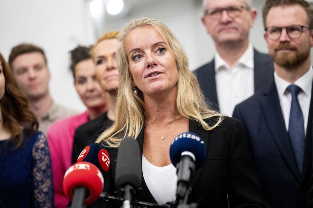 kvinde taler