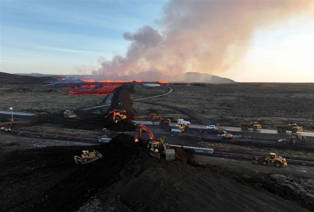 By med brændende lava i baggrunden