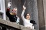 Kong Frederik og dronning Mary vinker på en balkon.