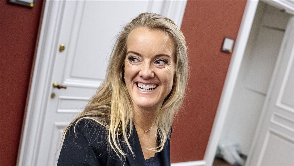 en kvinde der griner