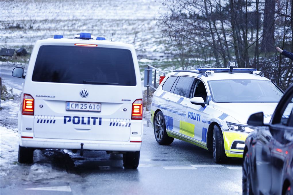Politibiler på snedækket vej