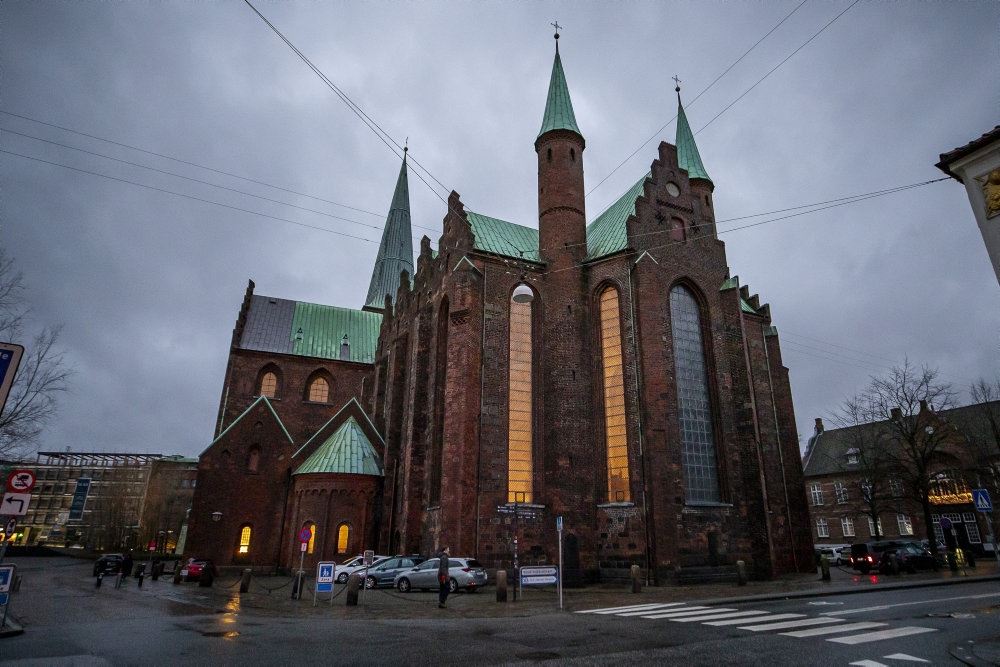 en domkirke på en plads