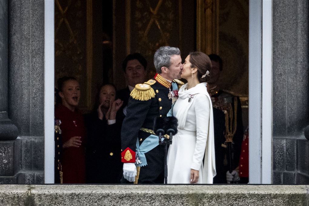 Frederik og Mary kysser på balkonen