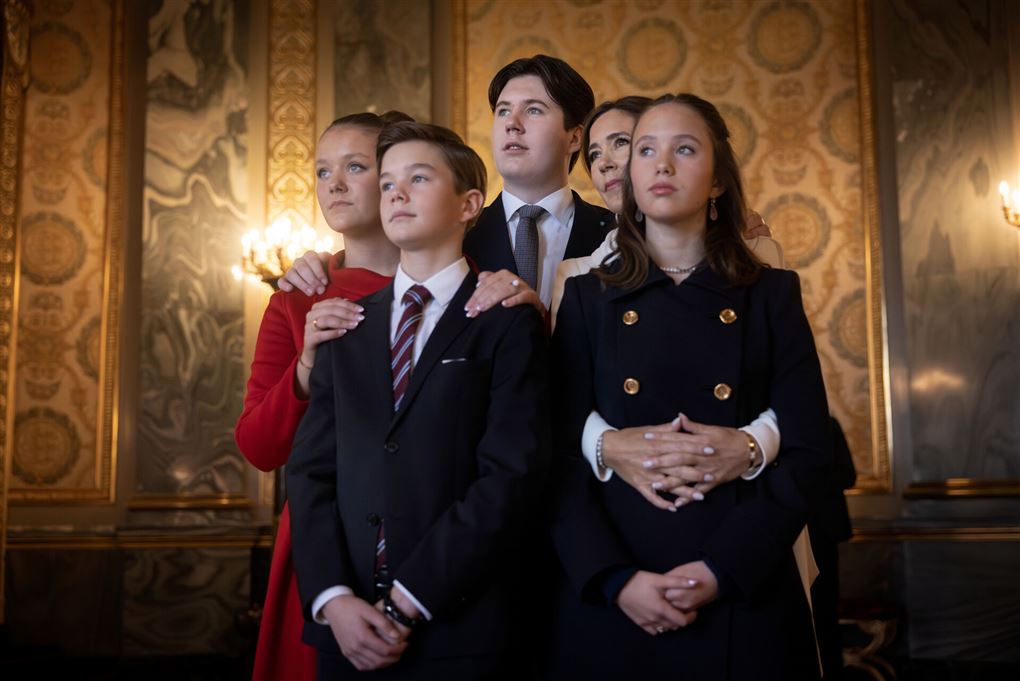 en familie står tæt sammen