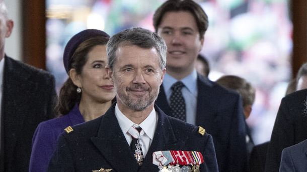 Kong Frederik bag ham ses dronning Mary og kronprins Christian.