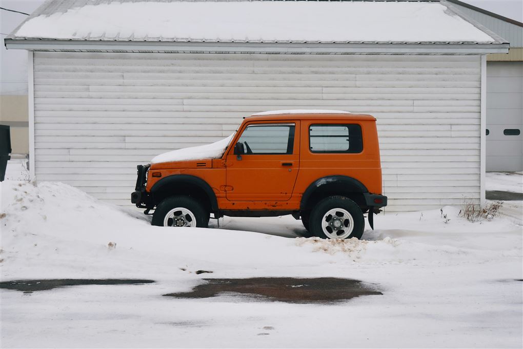 en bil i sneen