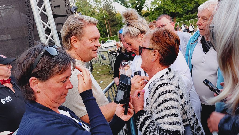 fans får autografer