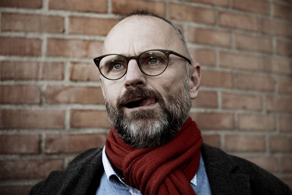Henrik Qvortrup med alvorlig mine og rødt tørklæde.