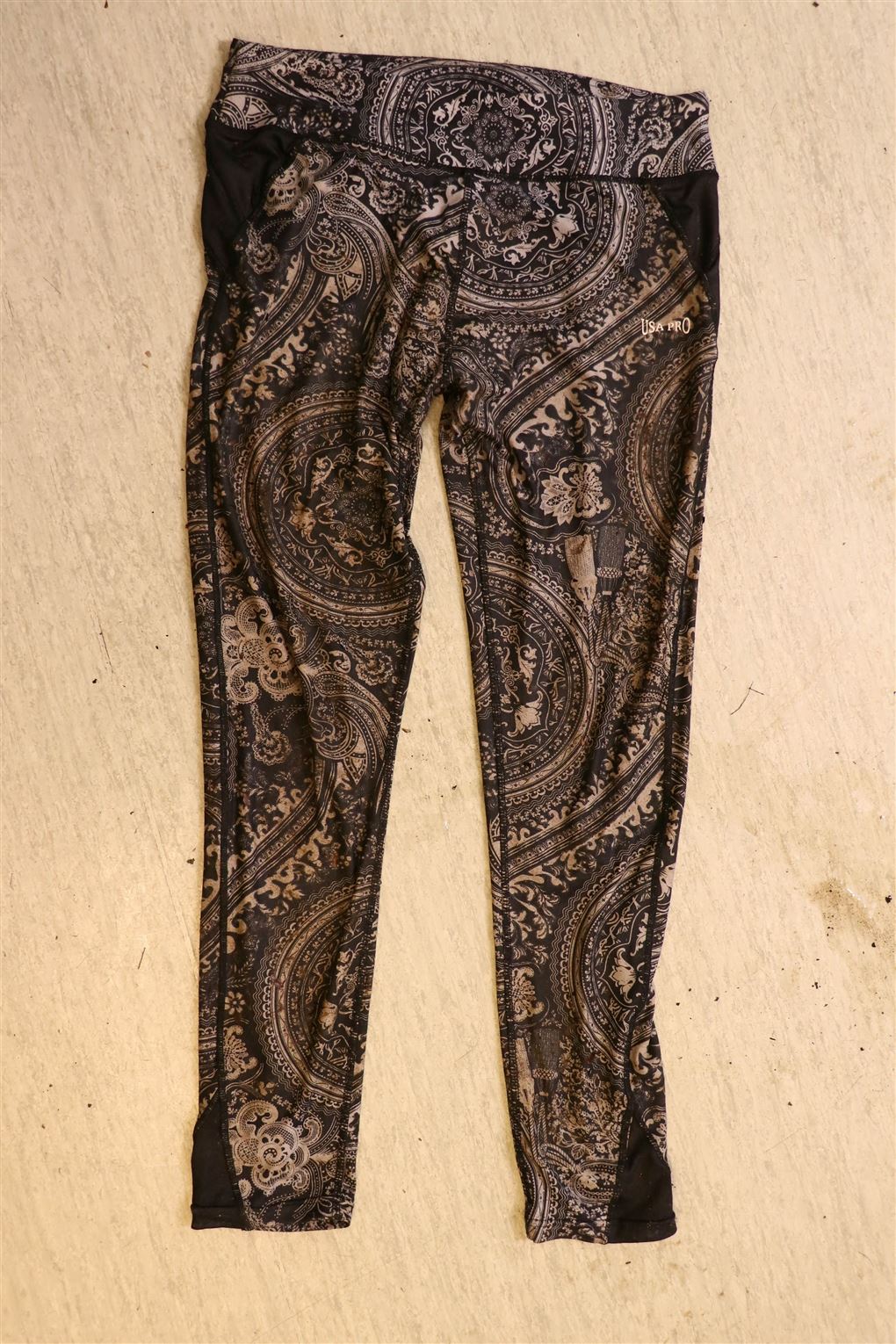 Mønstrede bukser på et gulv