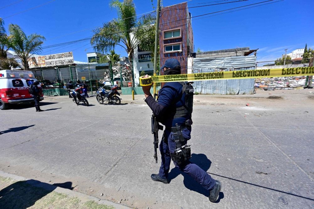 Bevæbnet betjent på gaden i Mexico