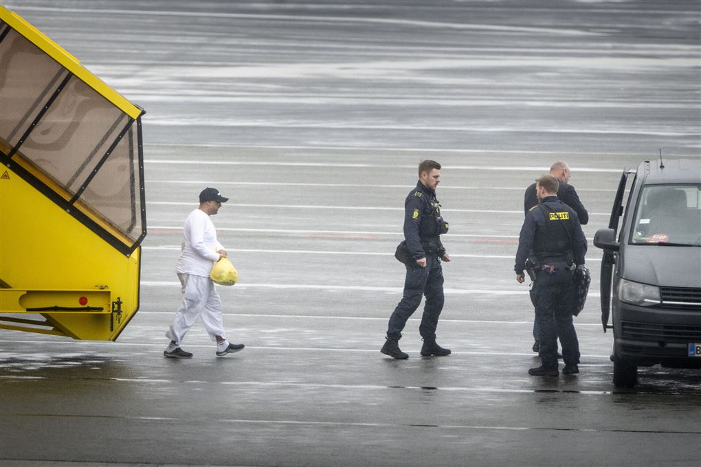 mand mødes af politi i lufthavnem