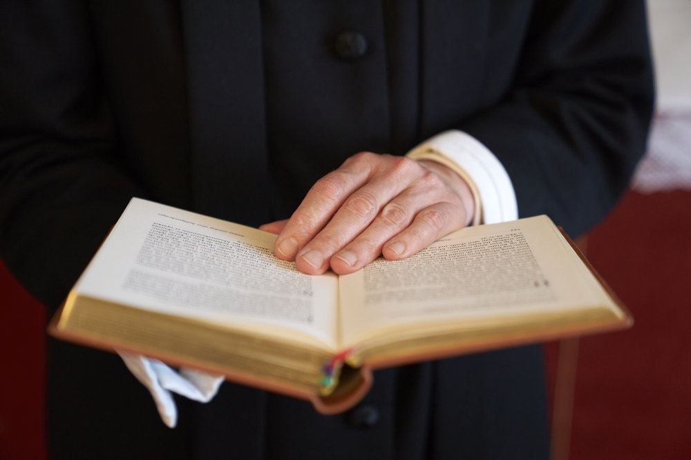 en person holder biblen