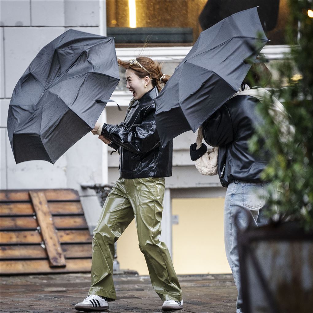 kvinde med paraplyer