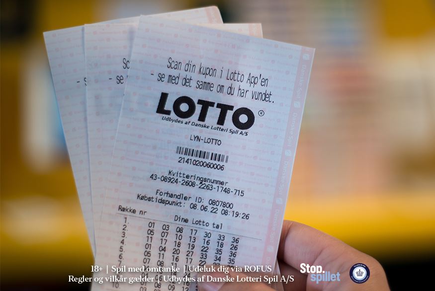 Et par lottokuponer i en hånd