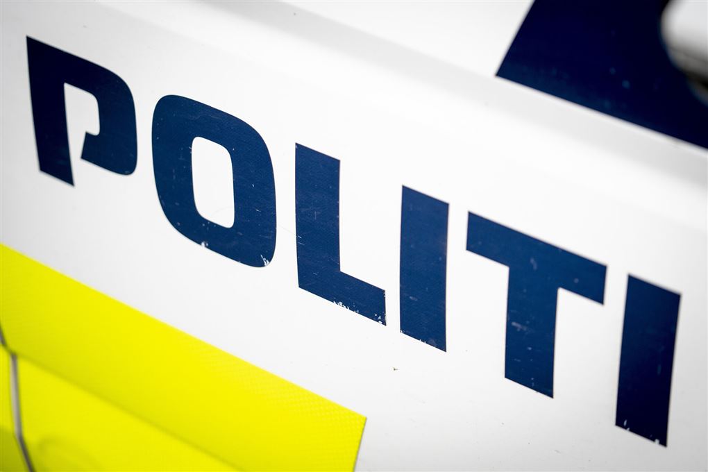 Siden af en politibil 