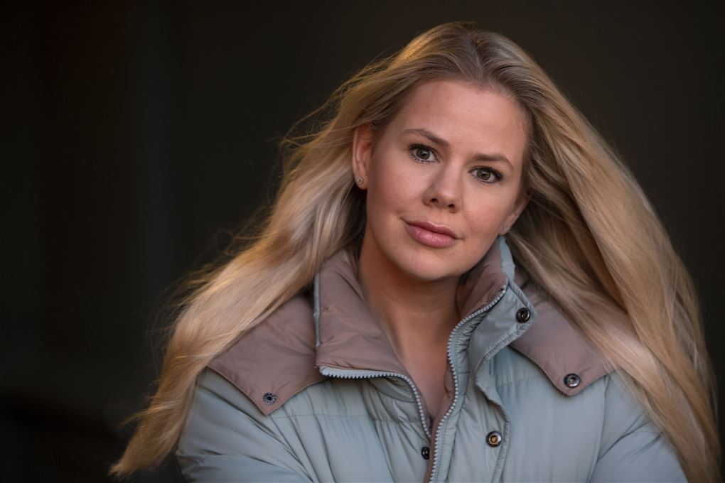 Portræt af Julie Zangenberg med udslået hår.