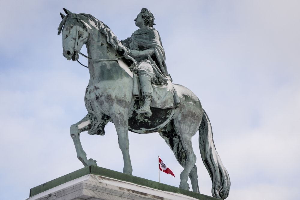 en statue med en mand og en hest