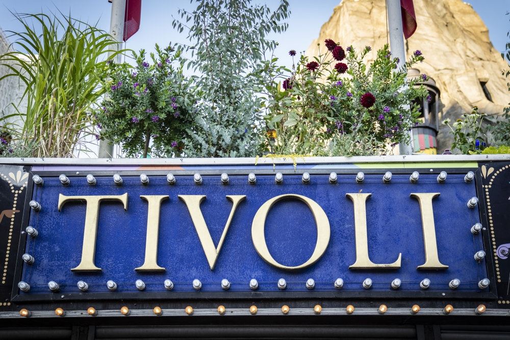 et skilt med ordet tivoli
