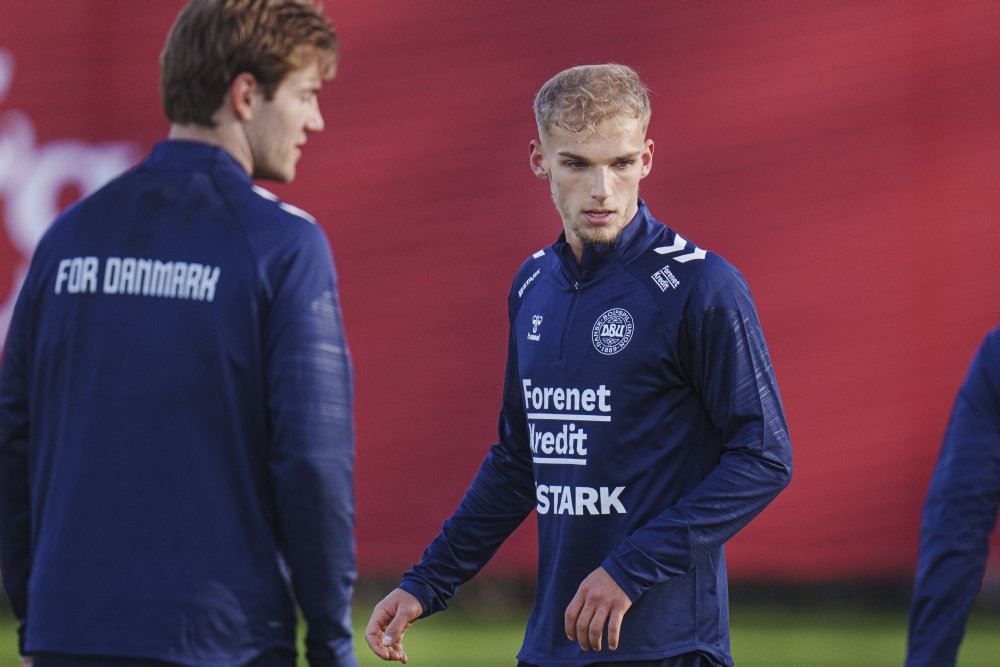fodboldspillere i aktion 