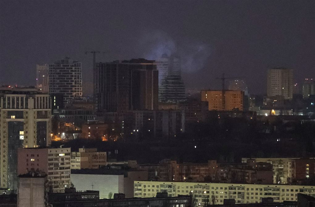 Kyiv med røg fra bombeangreb