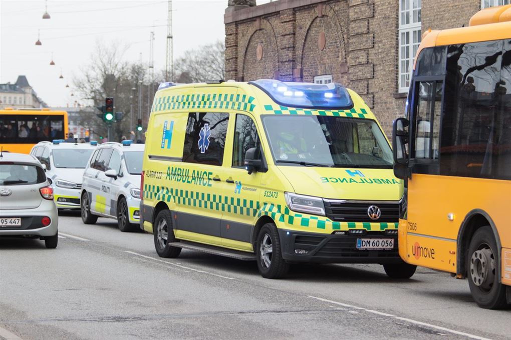 En ambulance og en bus