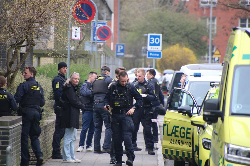 Politi og ambulance på stedet