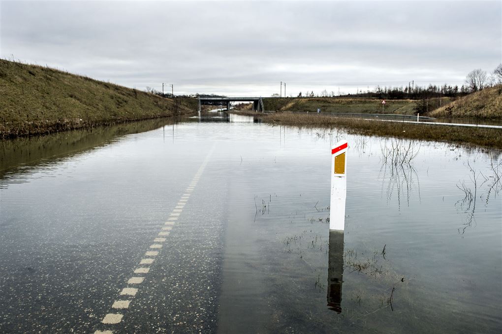 vand på motorvej 