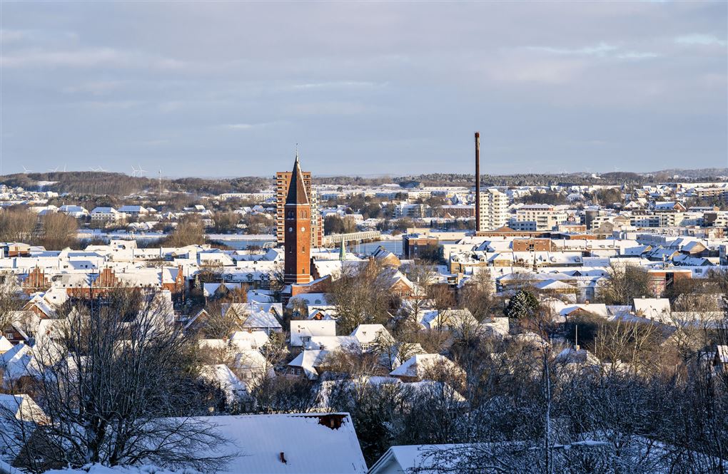 En by med sne på tagene