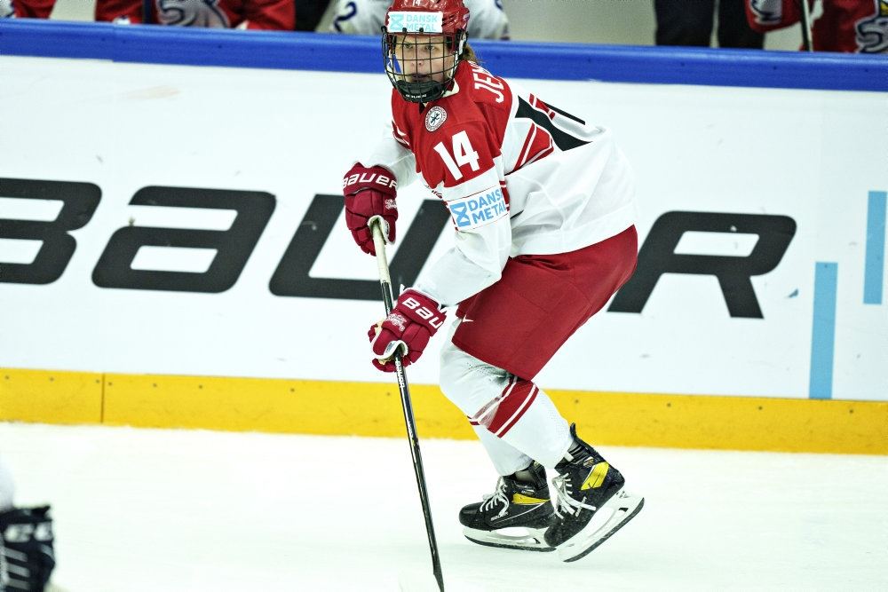ishockeyspiller på isen