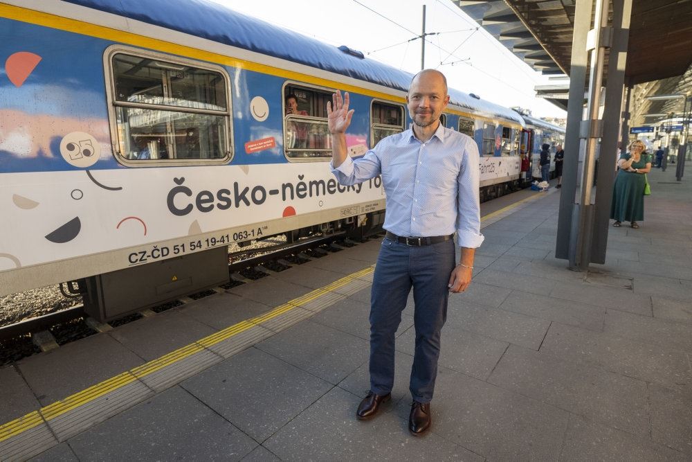 person står ved tog