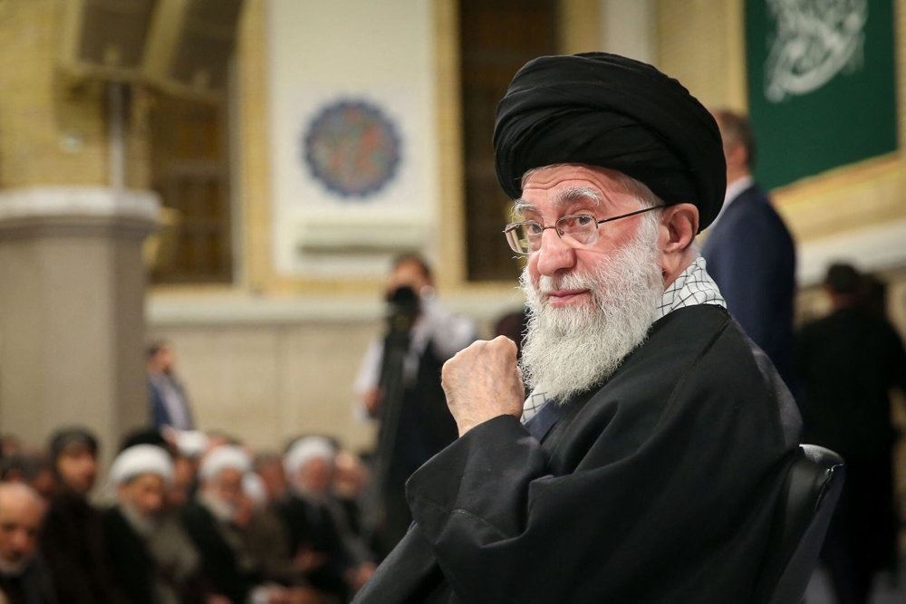 en ayatollah på en stol