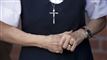 en nonne med foldede hænder