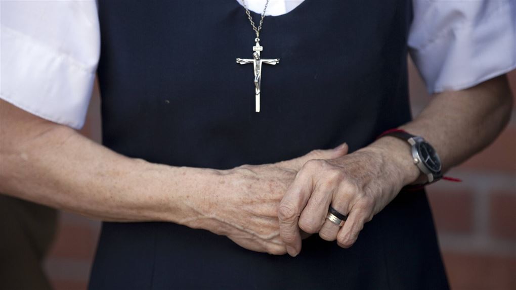 en nonne med foldede hænder