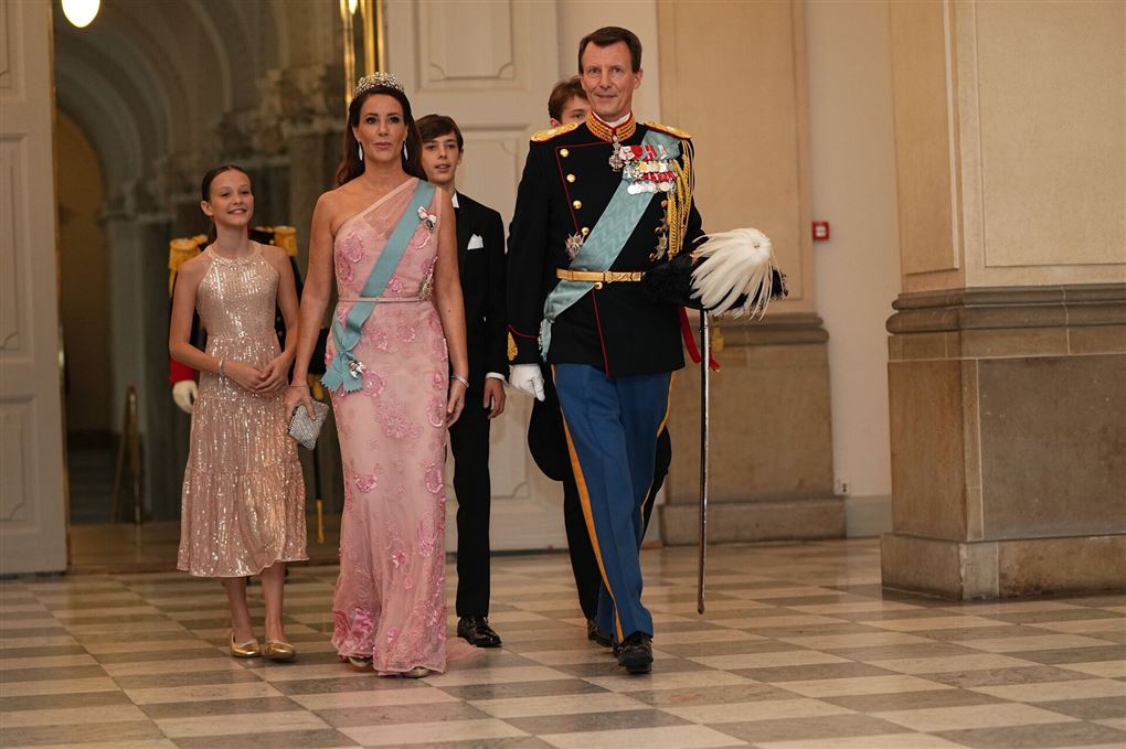 Prins Joachim med familien i gallatøj