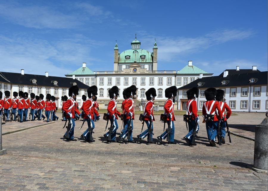 Fredensborg Slot med gardere foran