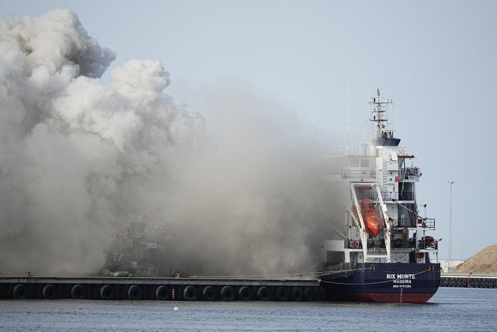 Skibet omgivet af røg