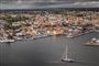 luftfoto af by og havn